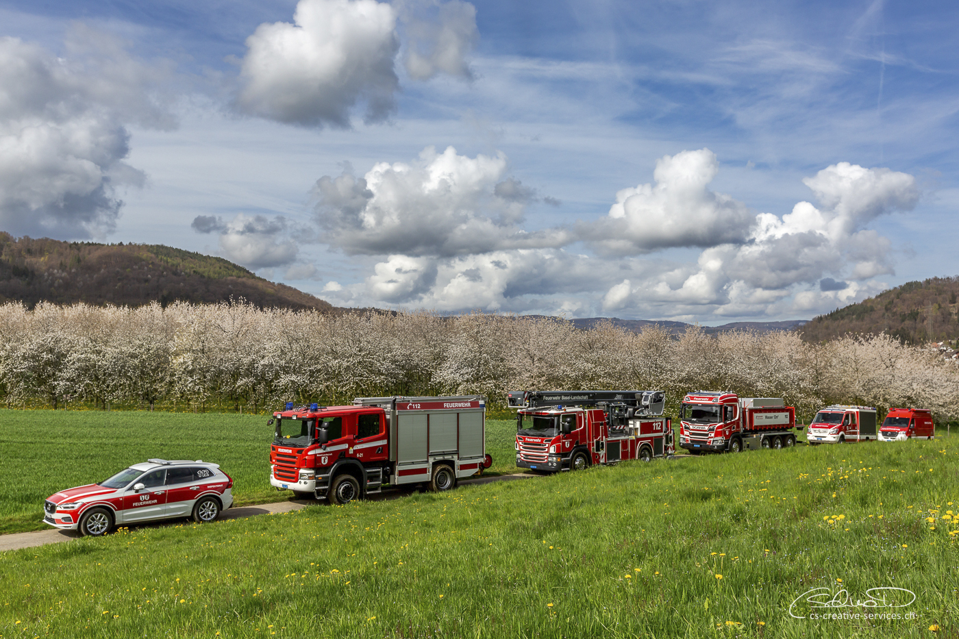 Feuerwehrzug vor Kirschblüten BL